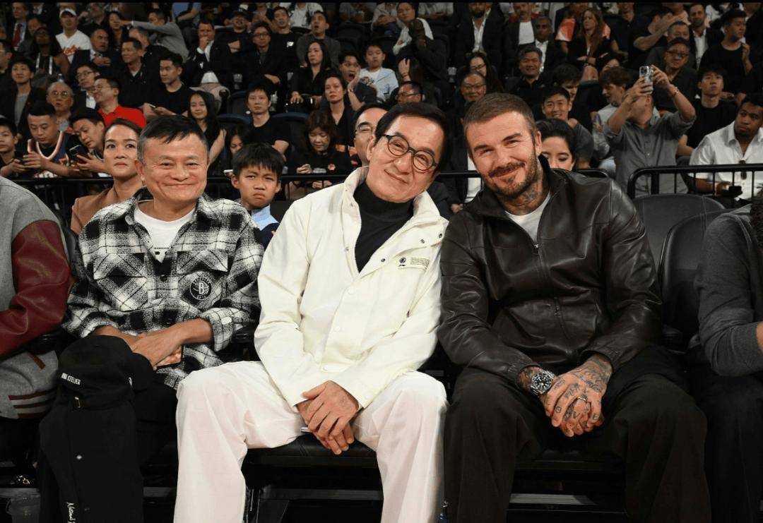 梁朝伟社恐看NBA全程不动！刘嘉玲外向露齿大笑，尽显性格反差！