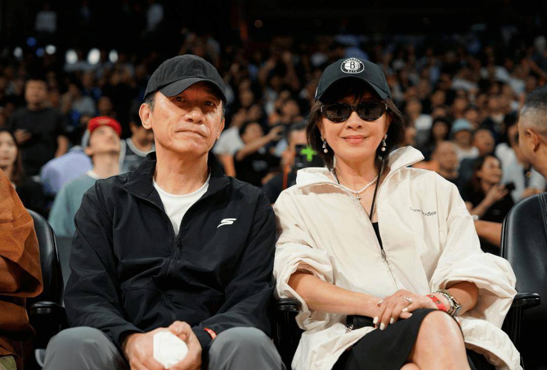 梁朝伟社恐看NBA全程不动！刘嘉玲外向露齿大笑，尽显性格反差！