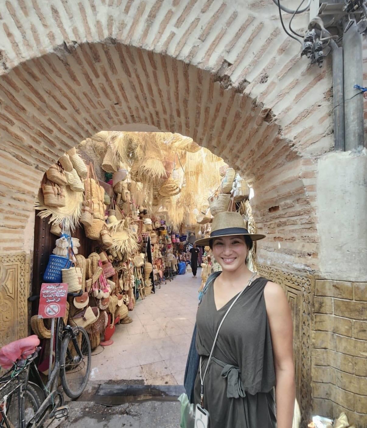 郑佩佩小女儿搬离美国定居非洲，随丈夫回老家生活，在当地教瑜伽