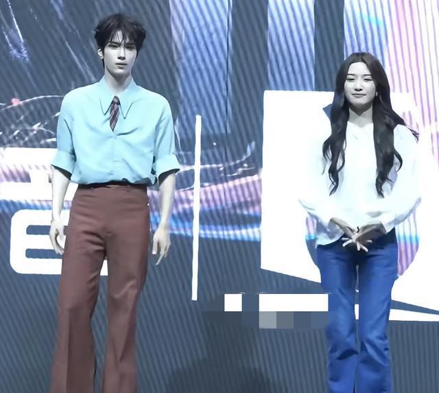 卢昱晓出席新剧宣传活动，白衬衫加牛仔裤，笑起来露牙龈有点减分