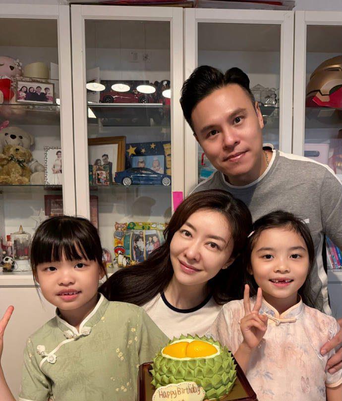 45岁熊黛林晒全家福庆生，辣妈冻龄颜值抢镜，双胞胎女儿越长越美