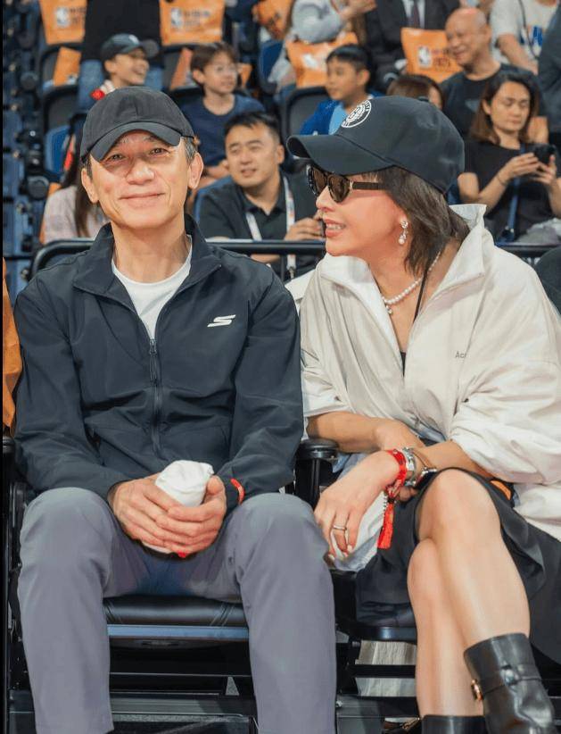 梁朝伟社恐看NBA全程不动！刘嘉玲外向露齿大笑，尽显性格反差！