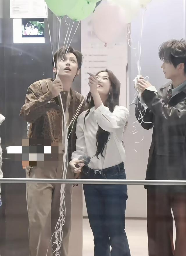 卢昱晓出席新剧宣传活动，白衬衫加牛仔裤，笑起来露牙龈有点减分