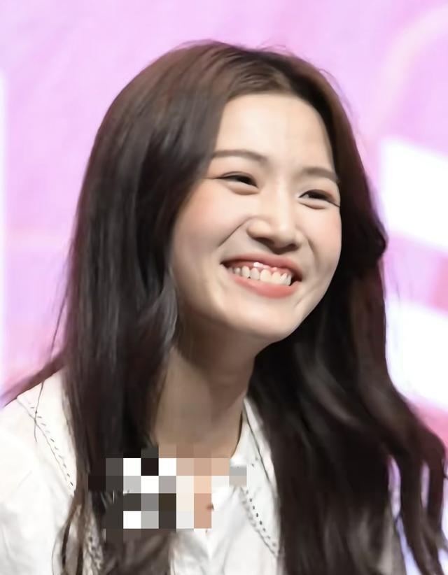 卢昱晓出席新剧宣传活动，白衬衫加牛仔裤，笑起来露牙龈有点减分