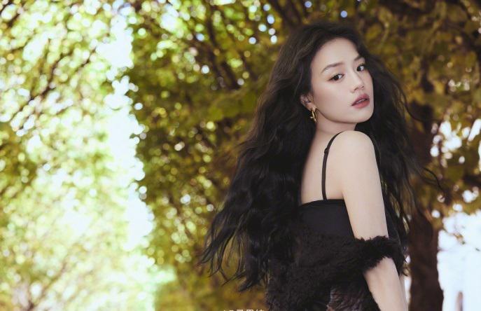 马思纯的秋日美学，黑裙卷发魅力无限，每一帧都是高级电影感