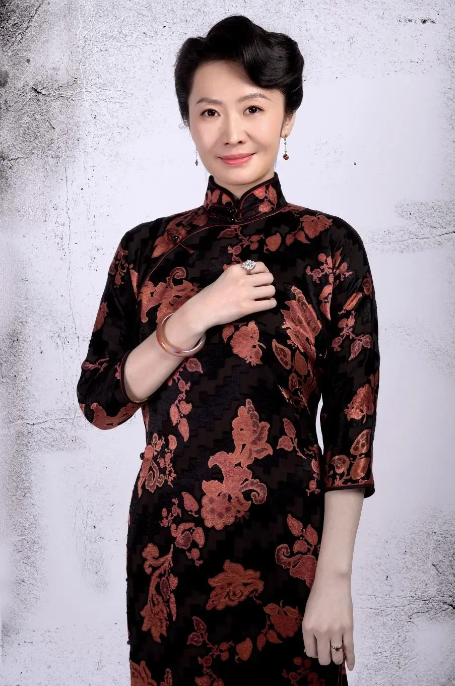 杨斯《沉默的荣耀》表现亮眼 演技精湛塑造鲜活窦太太
