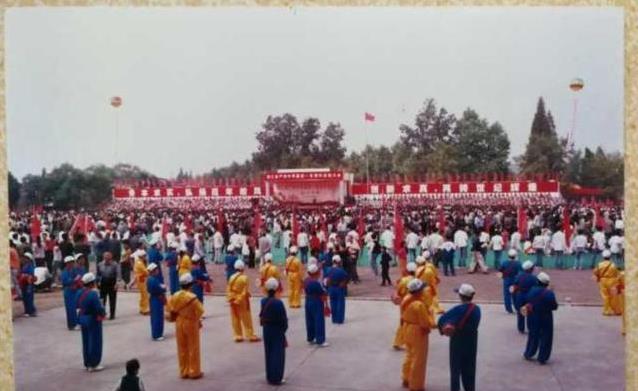 百年操场不简单，跑出青春热血，藏着多少秘密？