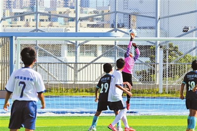 全市中小学生校园足球联赛火热开局