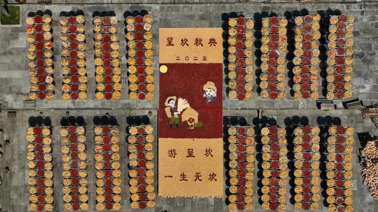 呈坎晒秋。