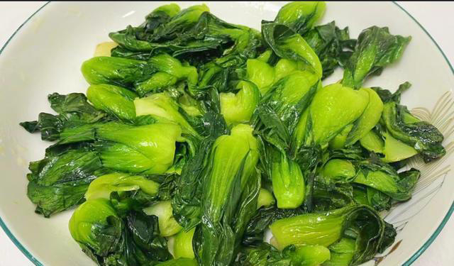 炒青菜时，不要直接下锅炒，牢记2个技巧，青菜又青又脆还入味