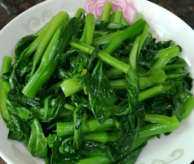 炒青菜时，不要直接下锅炒，牢记2个技巧，青菜又青又脆还入味