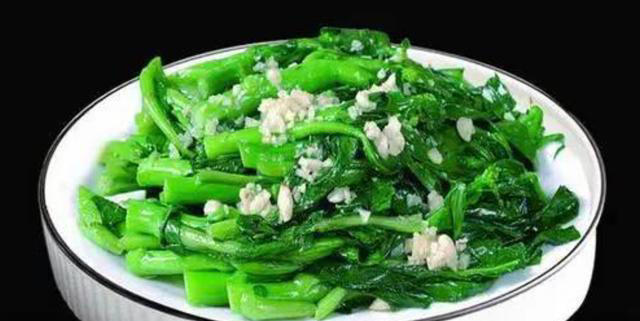 炒青菜时，不要直接下锅炒，牢记2个技巧，青菜又青又脆还入味