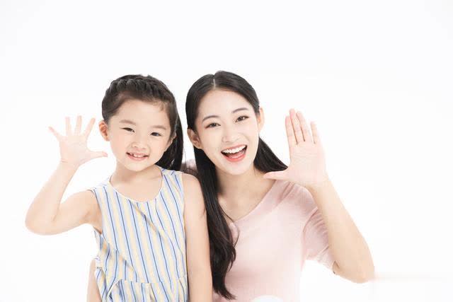 佟大为晒女儿正面照，克服恐高陪娃攀岩，爸爸陪伴让孩子更勇敢