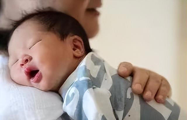 宝宝睡着后突然委屈大哭，宝妈：知道原因后，太心疼宝宝了！