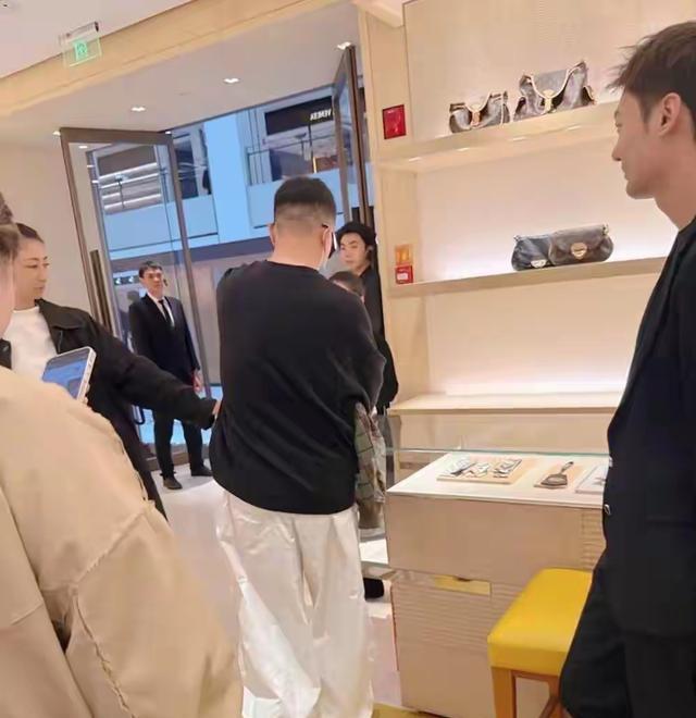 孙红雷携妻出街被偶遇！身旁173cm娇妻白T牛仔裤，气质碾压全场！