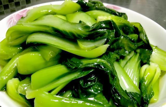 炒青菜时，不要直接下锅炒，牢记2个技巧，青菜又青又脆还入味