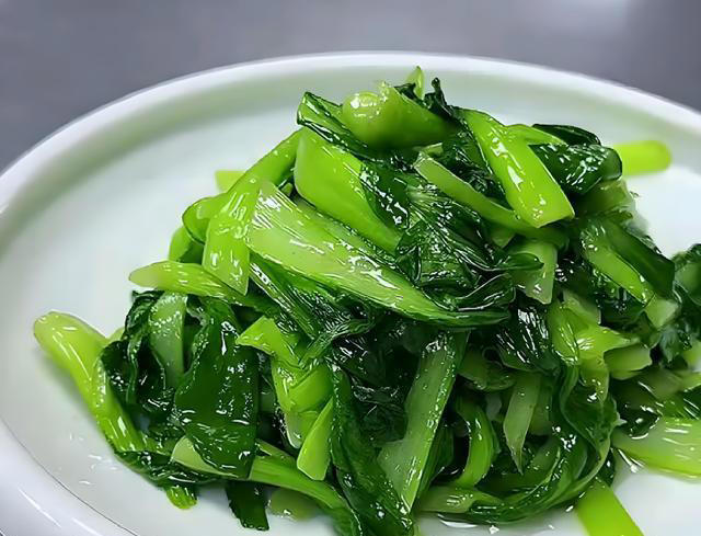 炒青菜时，不要直接下锅炒，牢记2个技巧，青菜又青又脆还入味