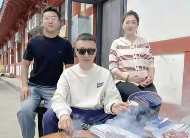 孙红雷携妻出街被偶遇！身旁173cm娇妻白T牛仔裤，气质碾压全场！