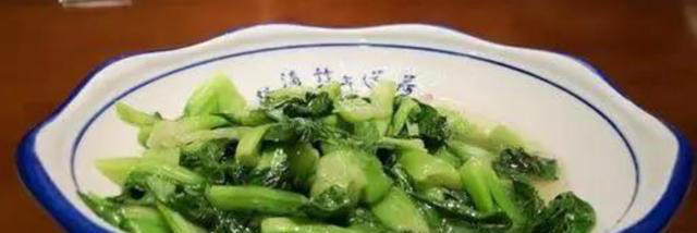 炒青菜时，不要直接下锅炒，牢记2个技巧，青菜又青又脆还入味