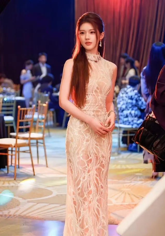 《许我耀眼》中同为姐妹的乔琳和许妍为何性格截然不同？