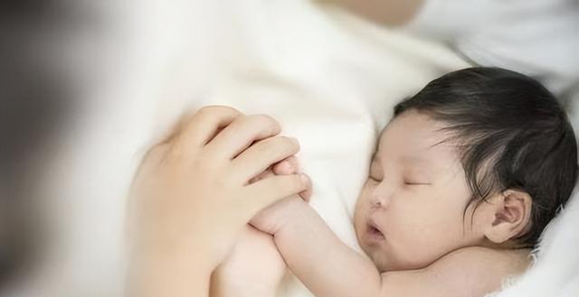 宝宝睡着后突然委屈大哭，宝妈：知道原因后，太心疼宝宝了！