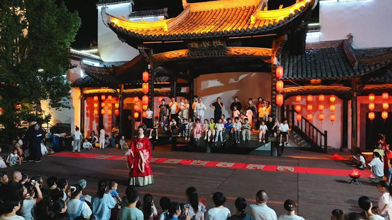 岩寺老街沉浸式徽剧表演。