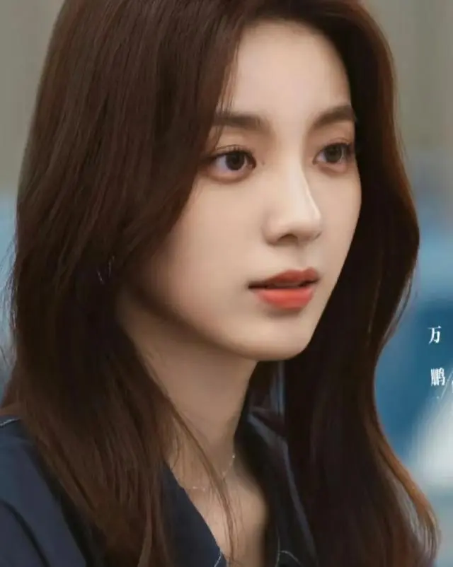 《许我耀眼》中同为姐妹的乔琳和许妍为何性格截然不同？