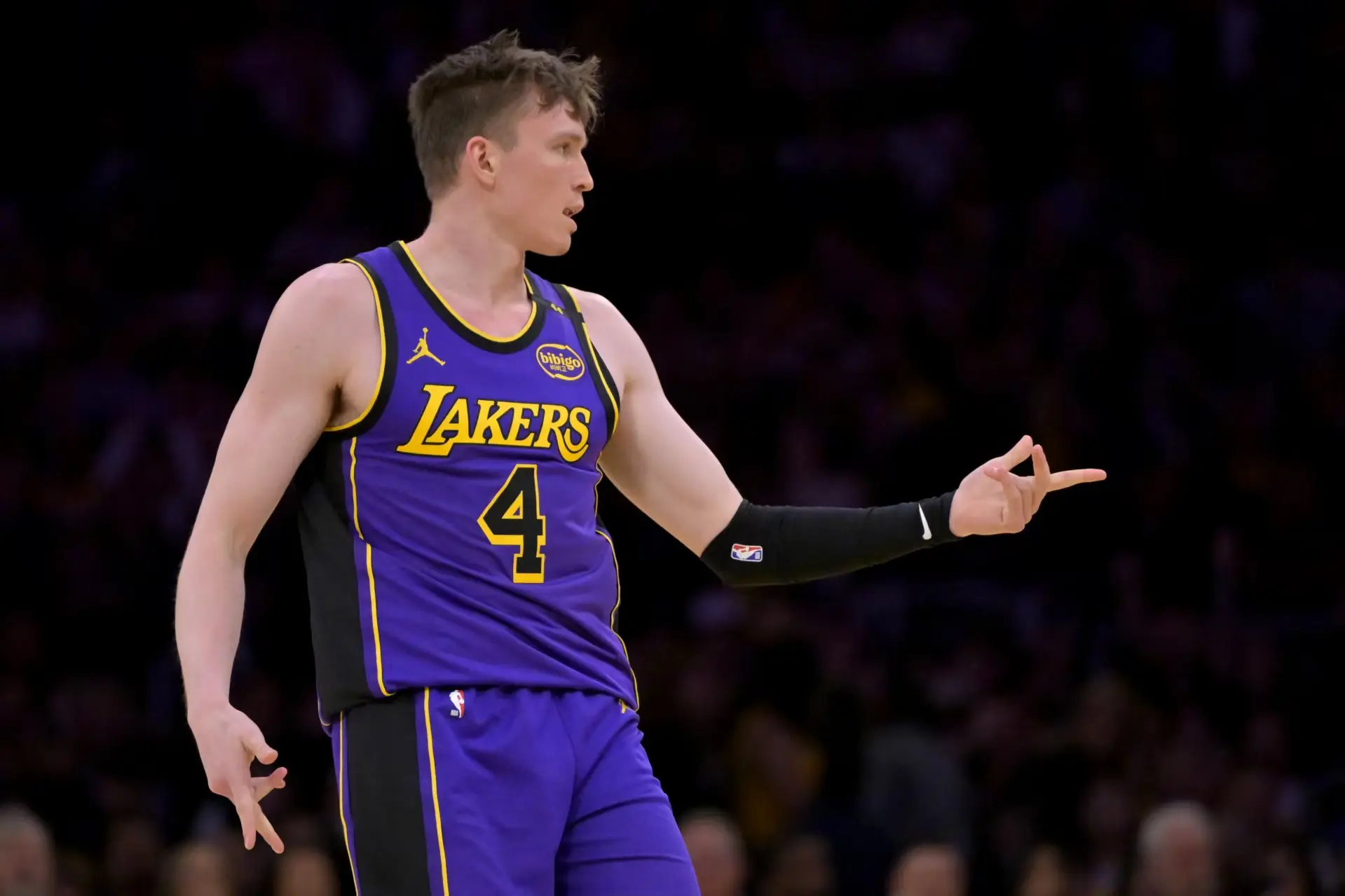 16+14！湖人两人获雷迪克盛赞，艾顿向外界表态：要做防守支柱