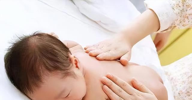 宝宝睡着后突然委屈大哭，宝妈：知道原因后，太心疼宝宝了！