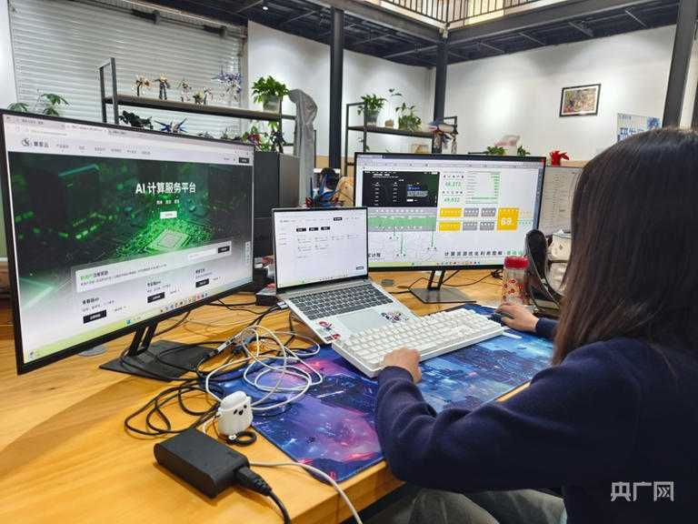 工作人员正在操作“算家云”AI算力服务平台(央广网记者 栾小琳 摄)