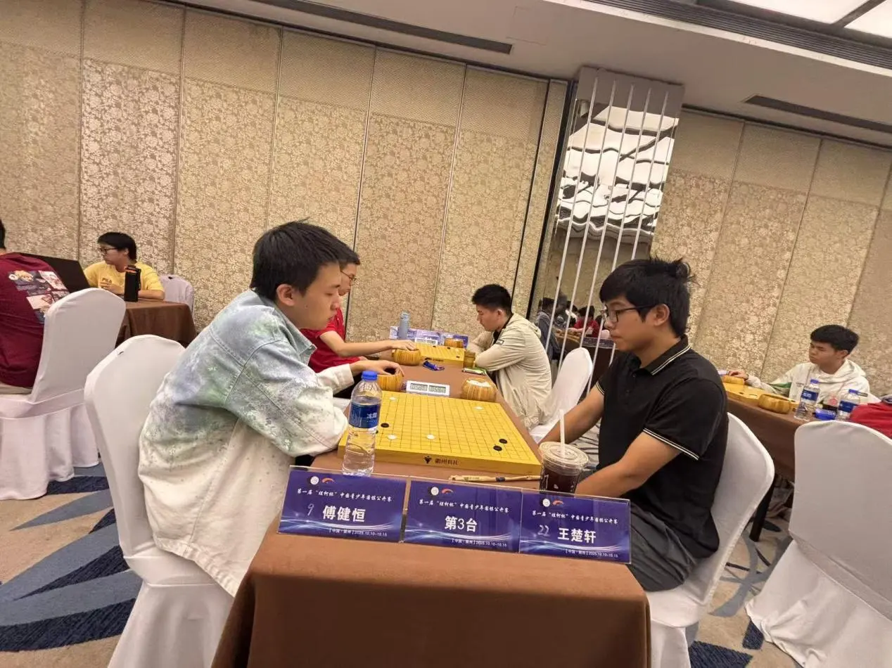 “烂柯杯”中国青少年围棋公开赛总决赛临近收官，王春晖独自领跑五人紧随其后