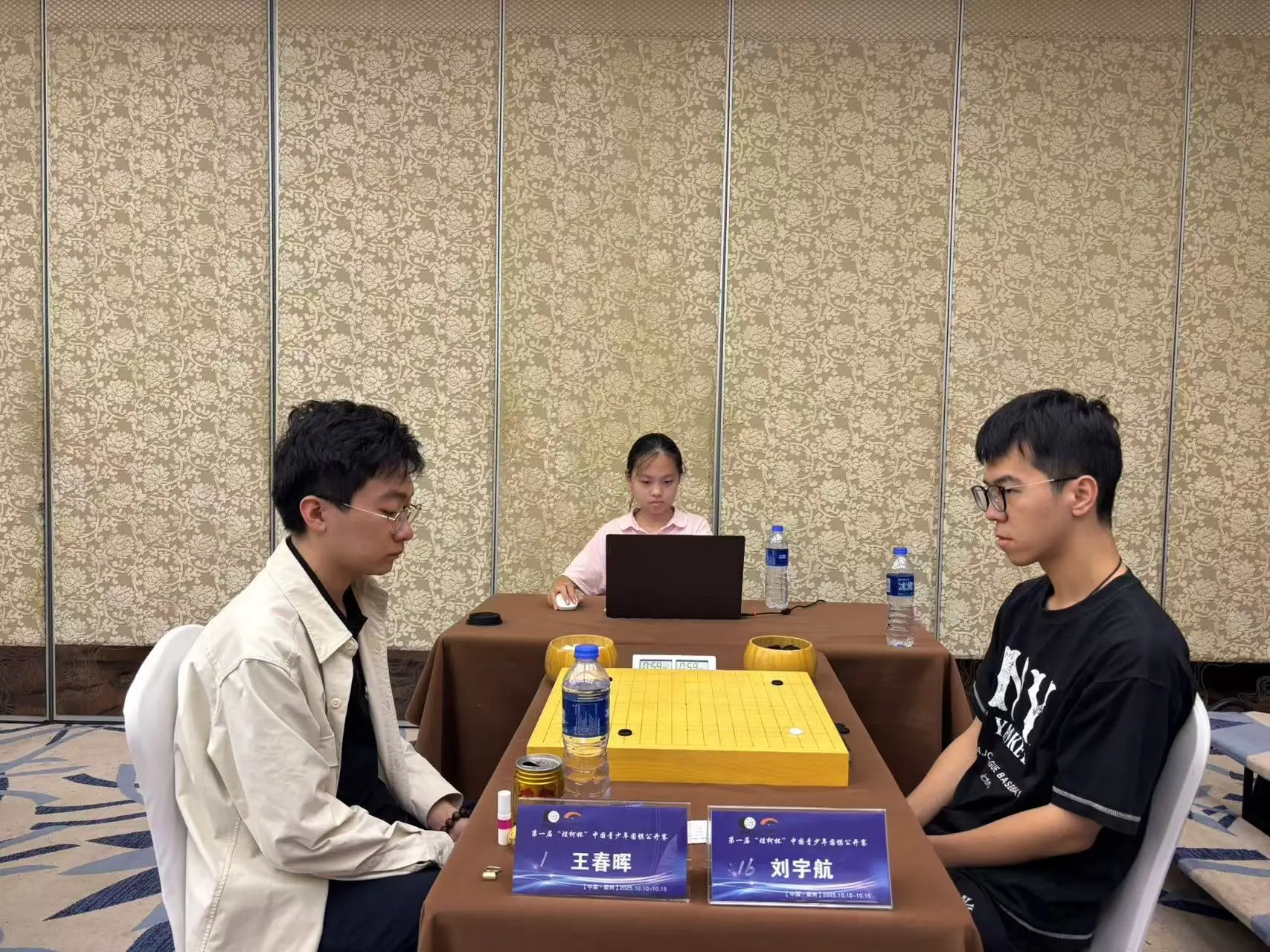 “烂柯杯”中国青少年围棋公开赛总决赛临近收官，王春晖独自领跑五人紧随其后