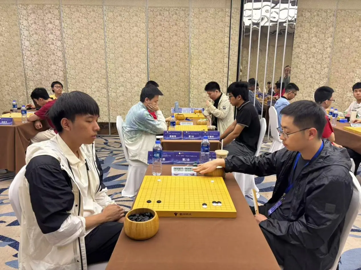 “烂柯杯”中国青少年围棋公开赛总决赛临近收官，王春晖独自领跑五人紧随其后