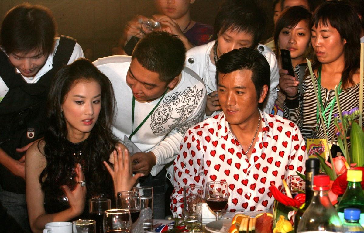 离婚8个月杨子带陶虹女儿走黄圣依老路，网友：老毛病又犯