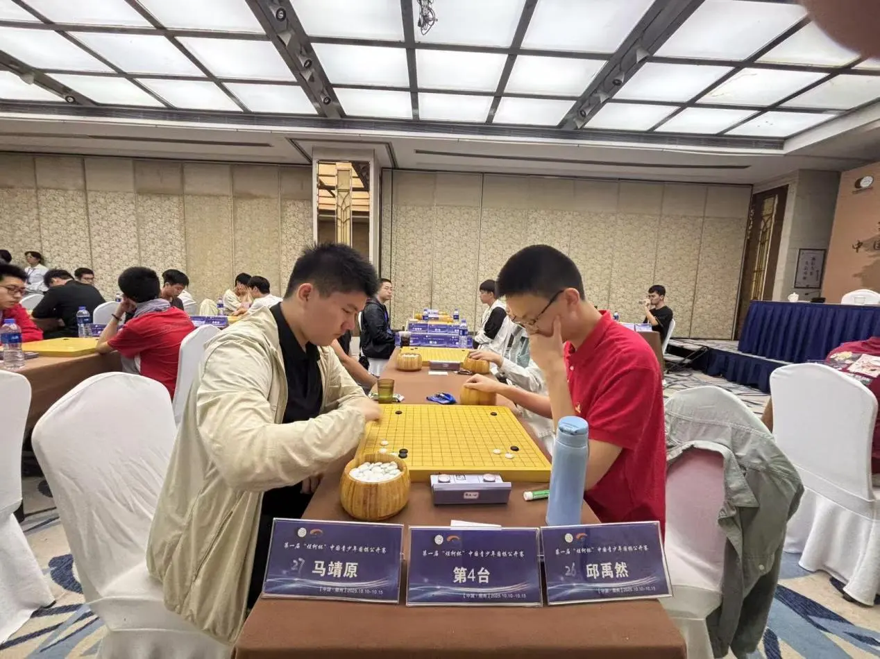 “烂柯杯”中国青少年围棋公开赛总决赛临近收官，王春晖独自领跑五人紧随其后