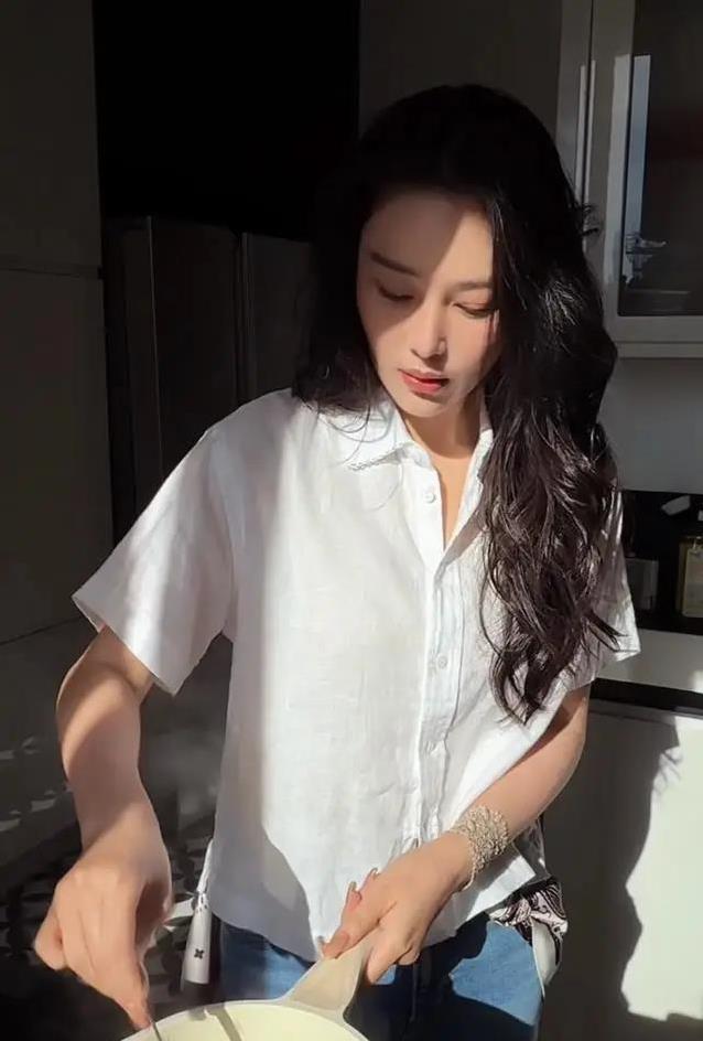张馨予回国狂补觉15小时，厨房忙碌被老公偷拍，婚姻甜到让人羡慕
