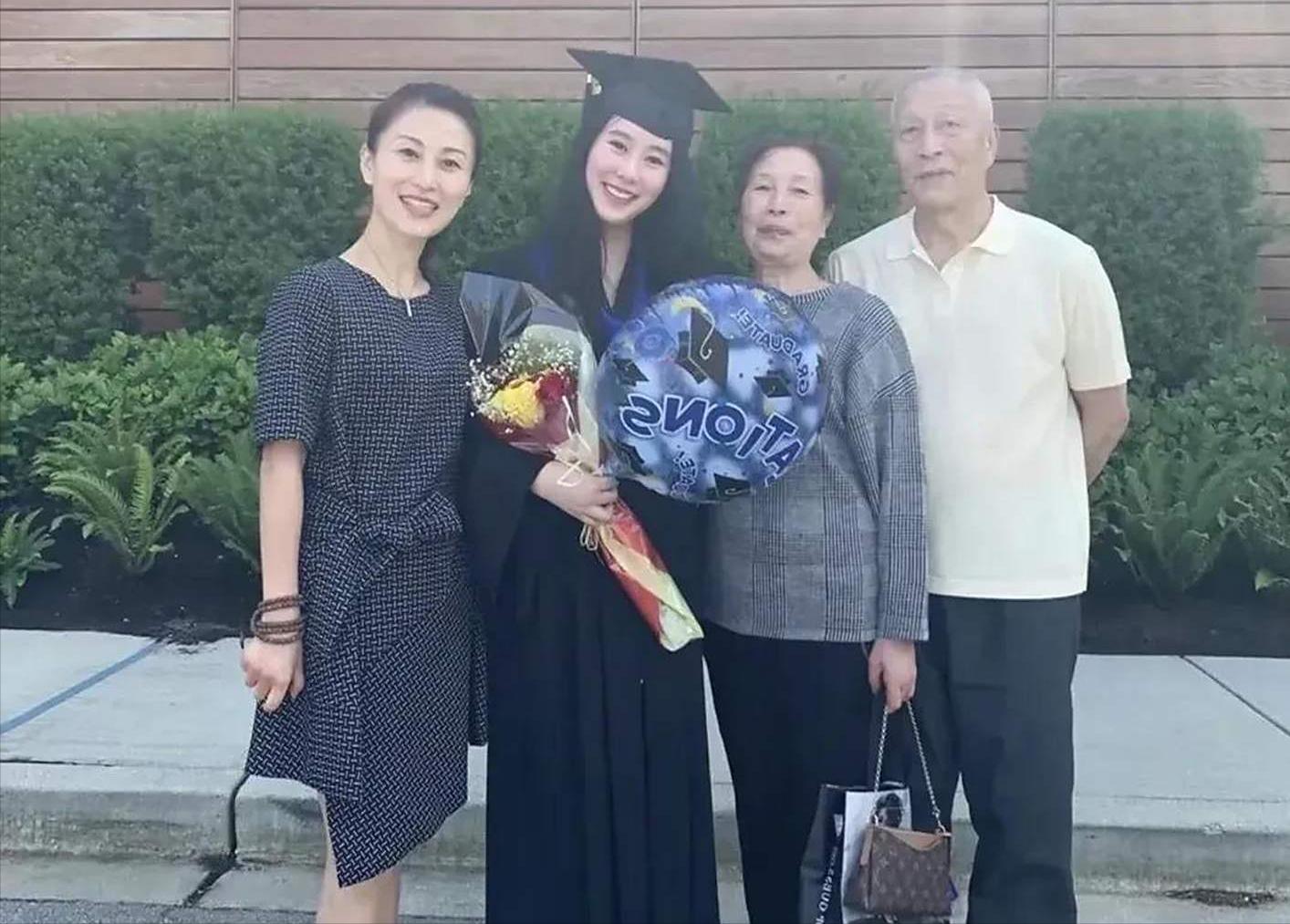 离婚8个月杨子带陶虹女儿走黄圣依老路，网友：老毛病又犯