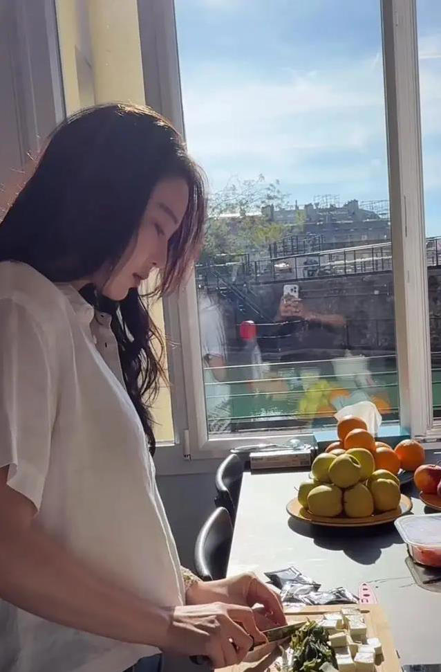 张馨予回国狂补觉15小时，厨房忙碌被老公偷拍，婚姻甜到让人羡慕