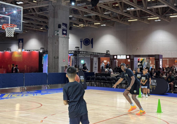 外教指导，43名中小学生在澳门NBA中国赛沉浸式体验篮球训练