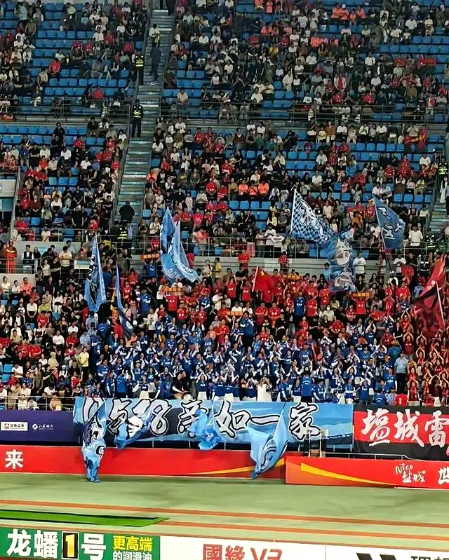 苏超盐城球迷提前离场情有可原？遭无锡双杀，盐城两次人员的对比