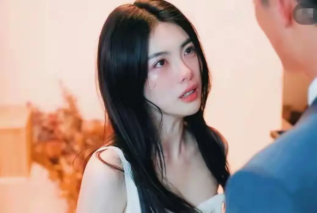 《许我耀眼》中方蕾角色引热议，钟雅婷以美貌逆风翻盘