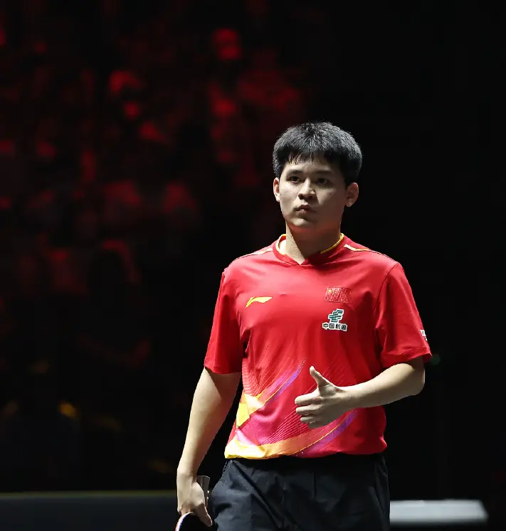 林诗栋自我救赎，3-0横扫伊朗怪球手，国乒晋级半决赛约战日本