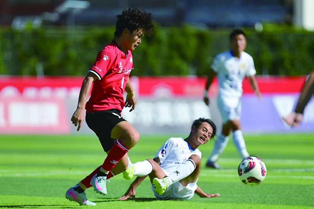50米外任意球破门 19岁大学生一球成名 “渝超”爆火出圈