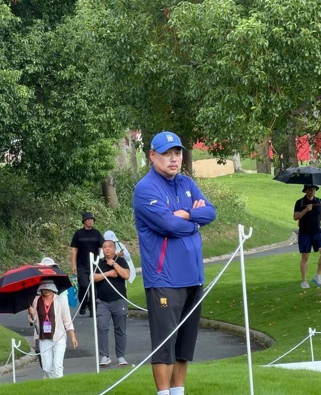 刘国梁晒黑陪女儿打高尔夫，昔日铁帅变慈父，15岁刘宇婕有多强？