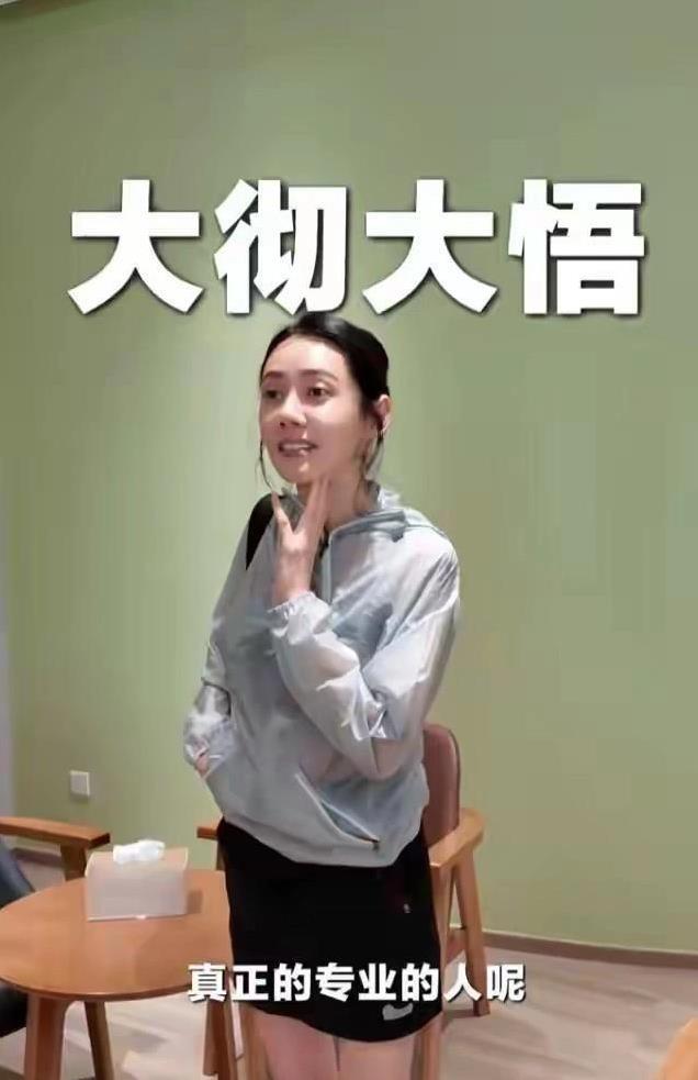 46岁秋瓷炫厨房忙便当，网球场秀身材，于晓光甜蜜护妻却摔跤