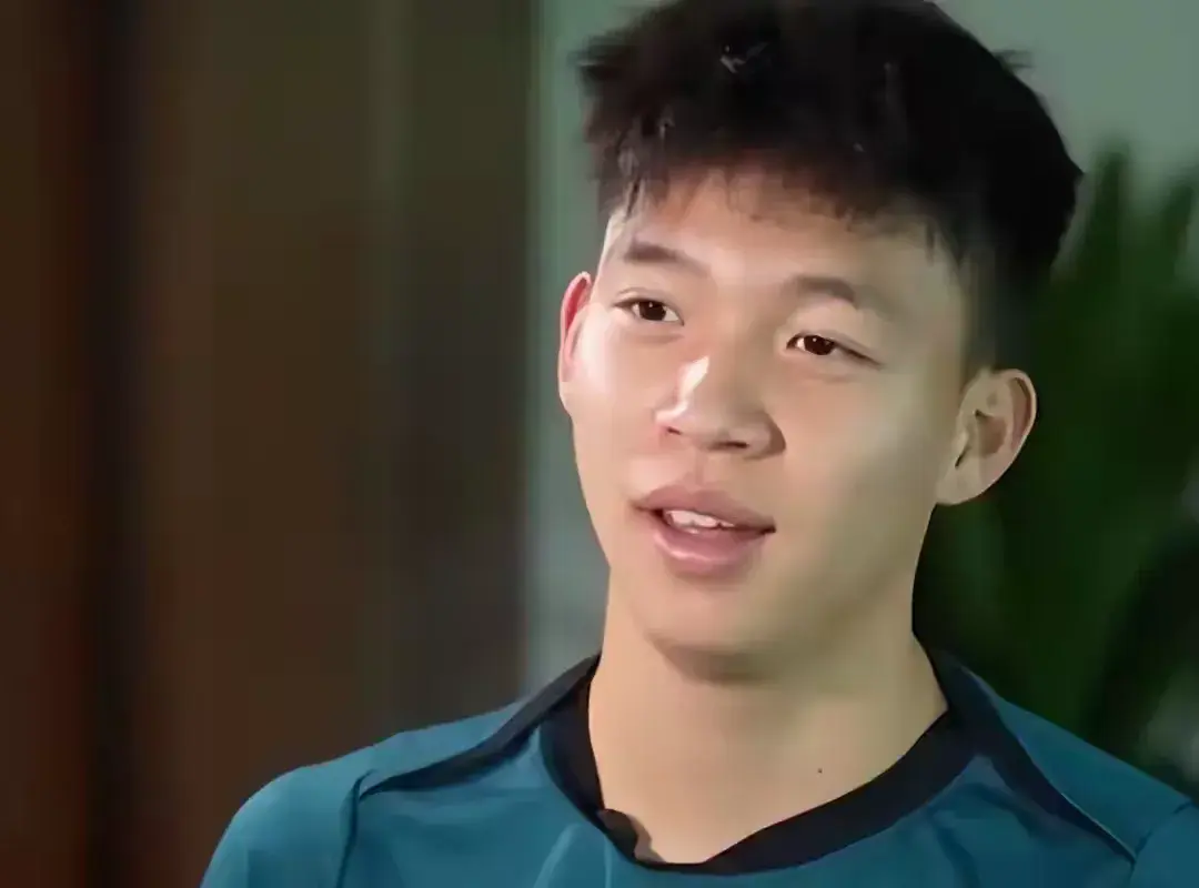 对比卡纳瓦罗谈王钰栋 韦世豪看法，才发现国足真实困境和发展方向