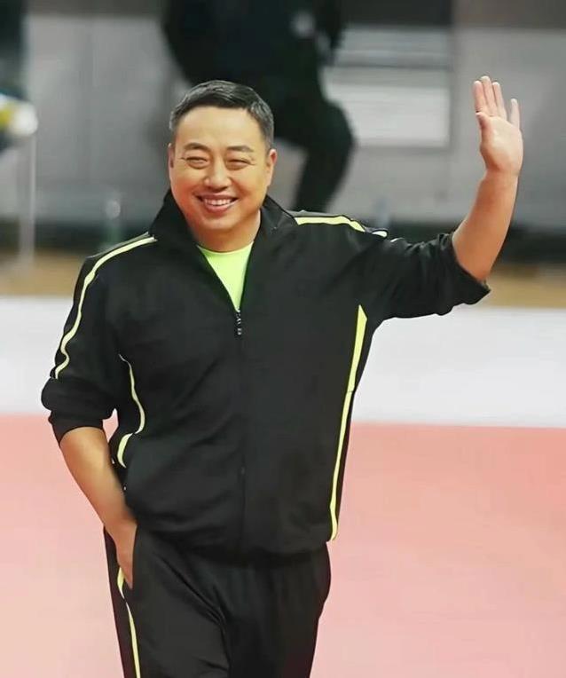 刘国梁晒黑陪女儿打高尔夫，昔日铁帅变慈父，15岁刘宇婕有多强？