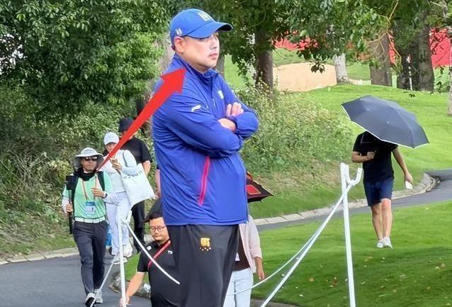 刘国梁晒黑陪女儿打高尔夫，昔日铁帅变慈父，15岁刘宇婕有多强？