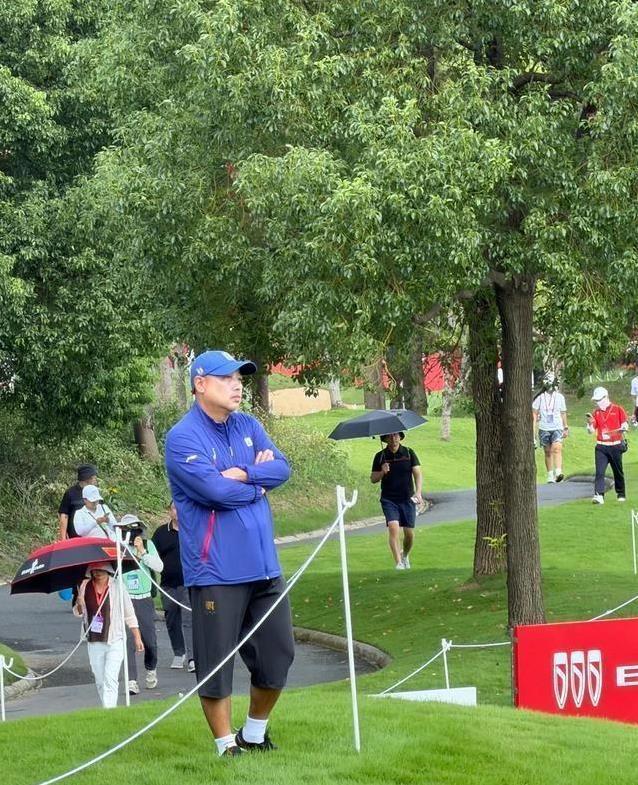 刘国梁晒黑陪女儿打高尔夫，昔日铁帅变慈父，15岁刘宇婕有多强？