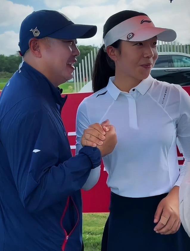 刘国梁晒黑陪女儿打高尔夫，昔日铁帅变慈父，15岁刘宇婕有多强？